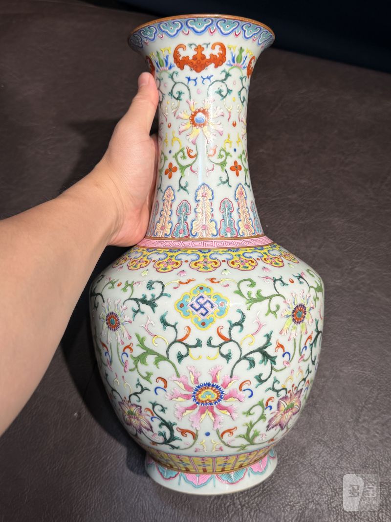 清乾隆 洋彩缠枝花卉纹瓶 - 图8